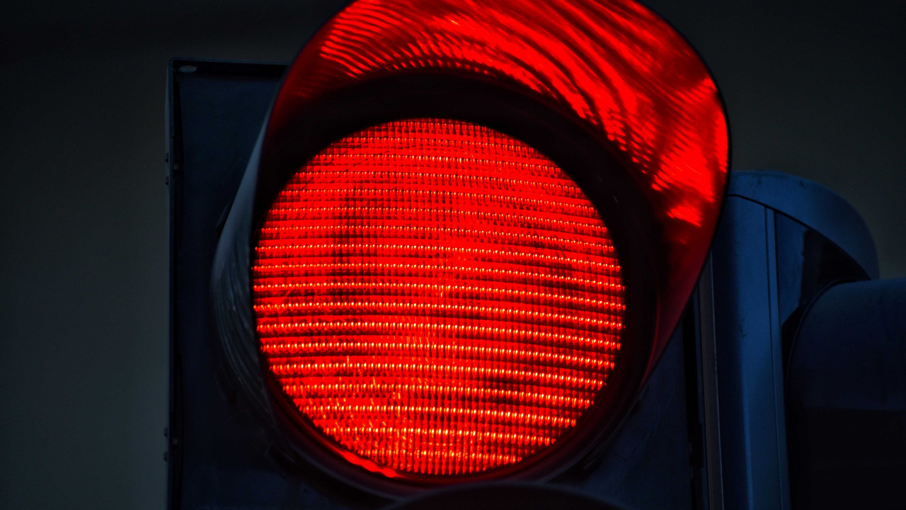 Kara 2000 zł za jazdę na czerwonym: częsty problem na polskich drogach