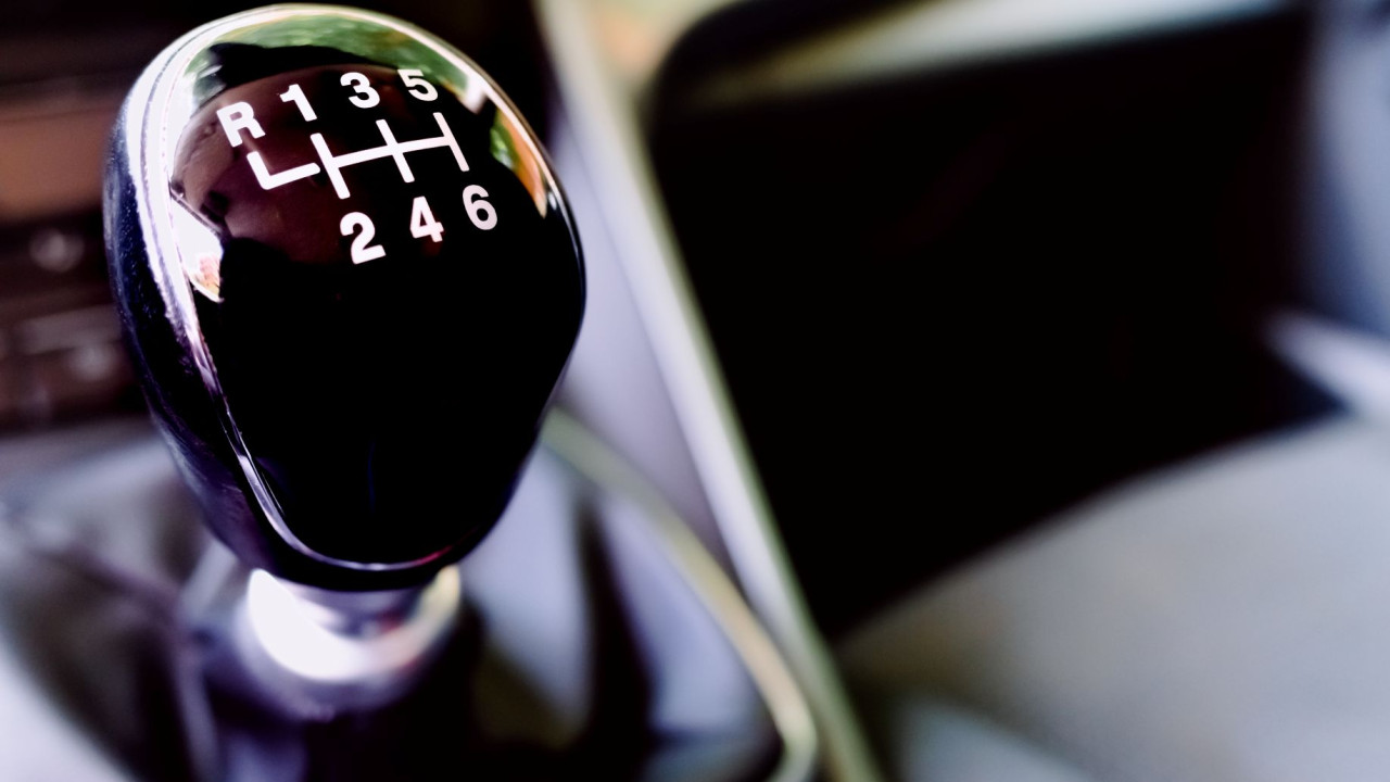 Unikaj parkowania na luzie: groźba uszkodzenia skrzyni biegów!