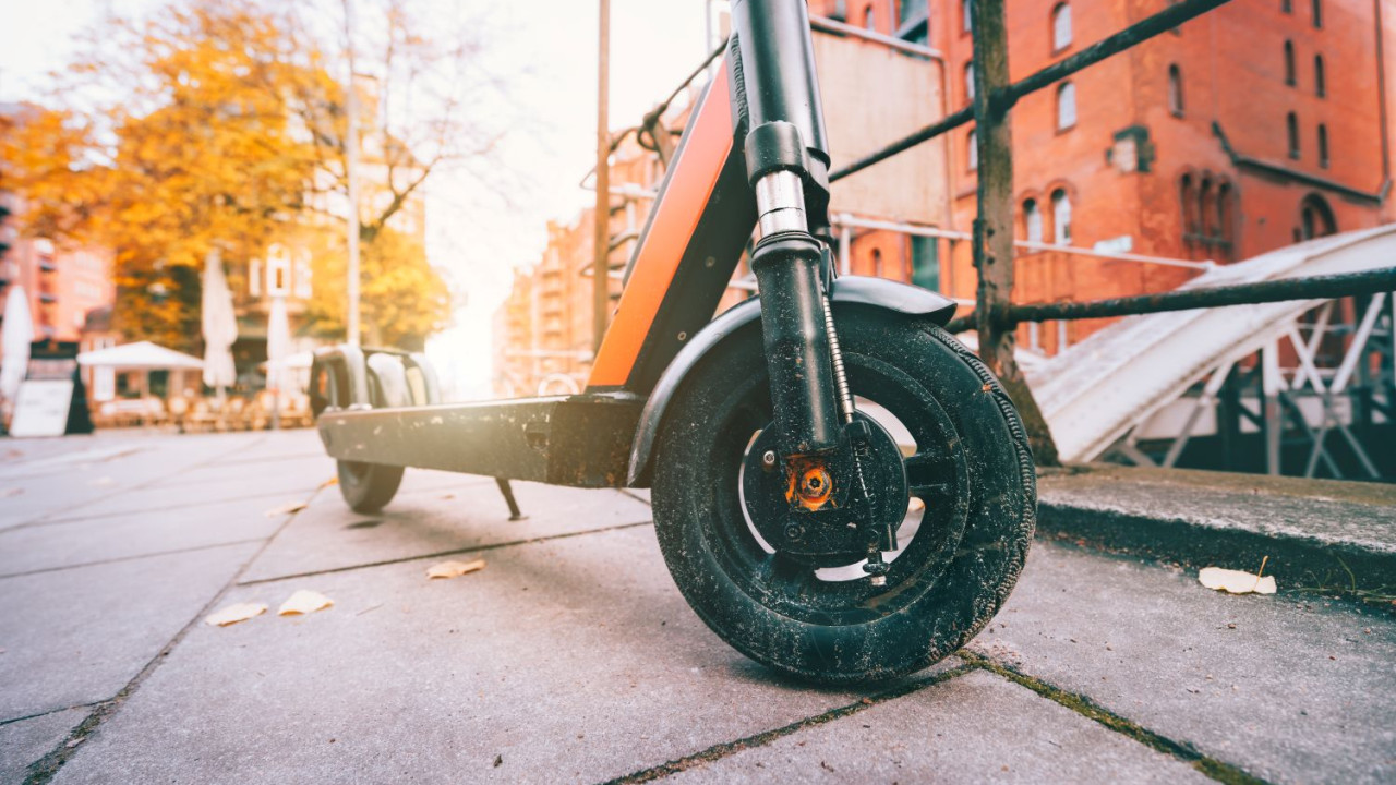 Praga rezygnuje z elektrycznych hulajnóg: czas na spacery!