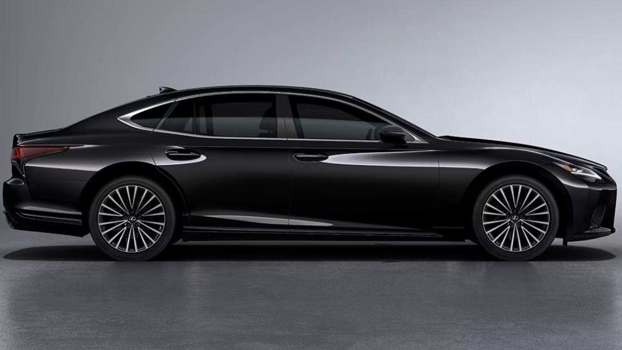 Nowy Lexus LS: nietypowe połączenie SUV-a i limuzyny z sześcioma kołami