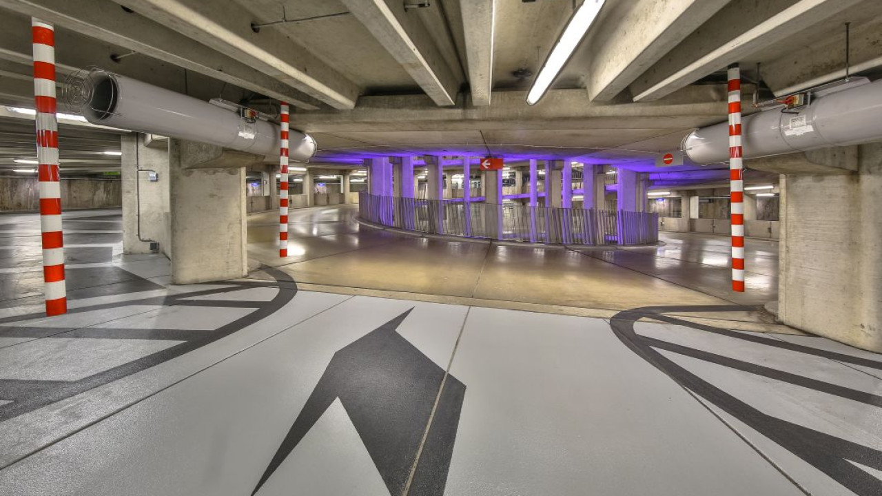 Kierowcy utknęli na podziemnym parkingu galerii: "Błagam, pomocy"