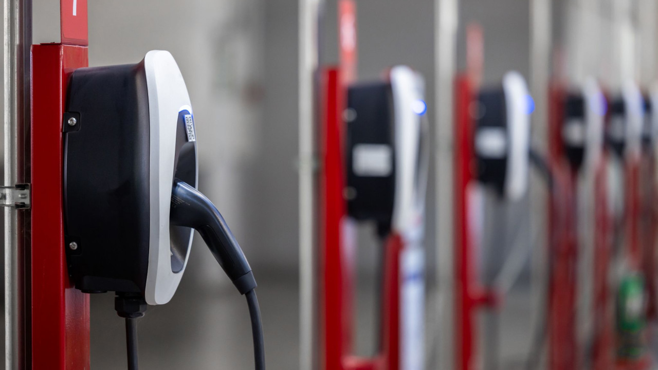 Wzrost kradzieży i aktów wandalizmu na stacjach ładowania w Polsce