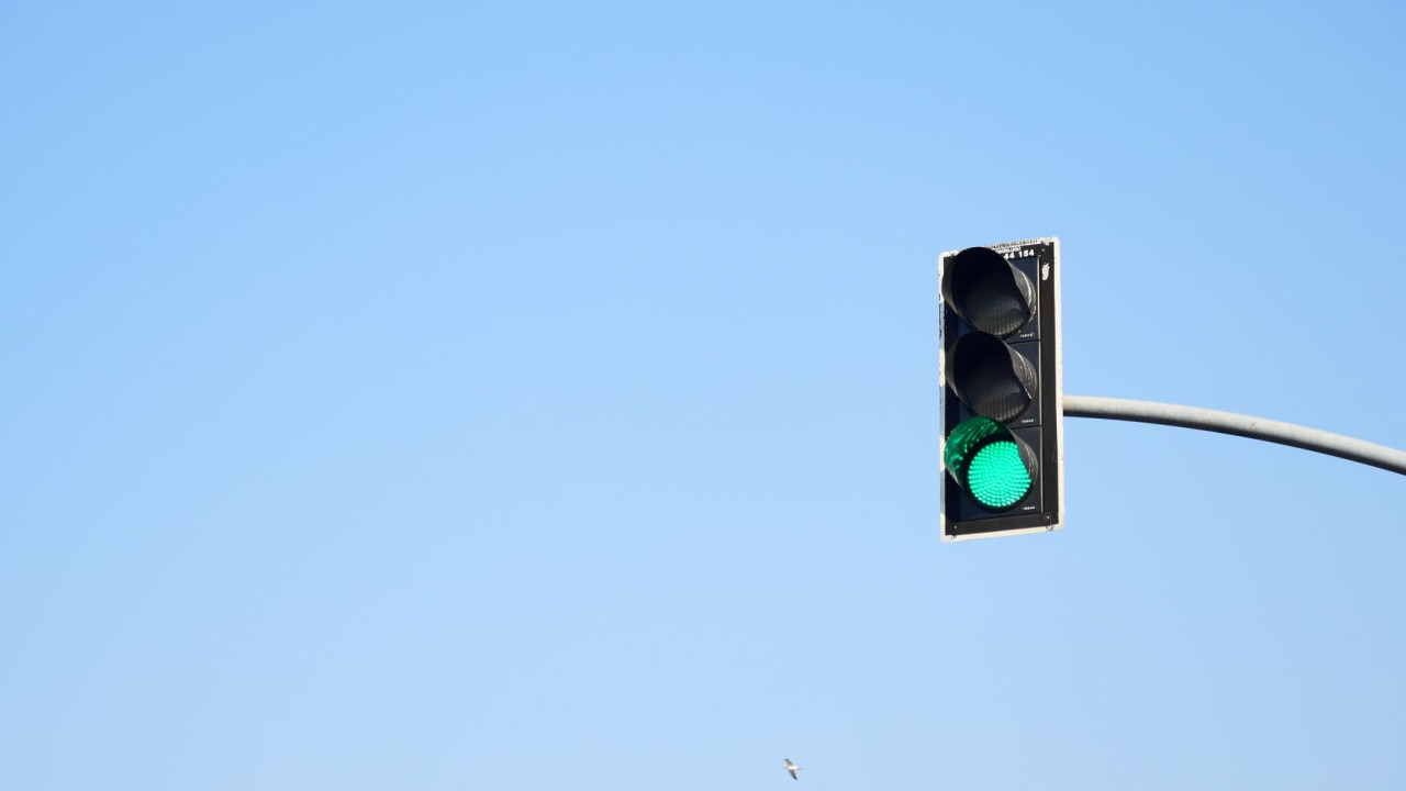 Kolizja na skrzyżowaniu: Zielone światło kontra prawo drogowe