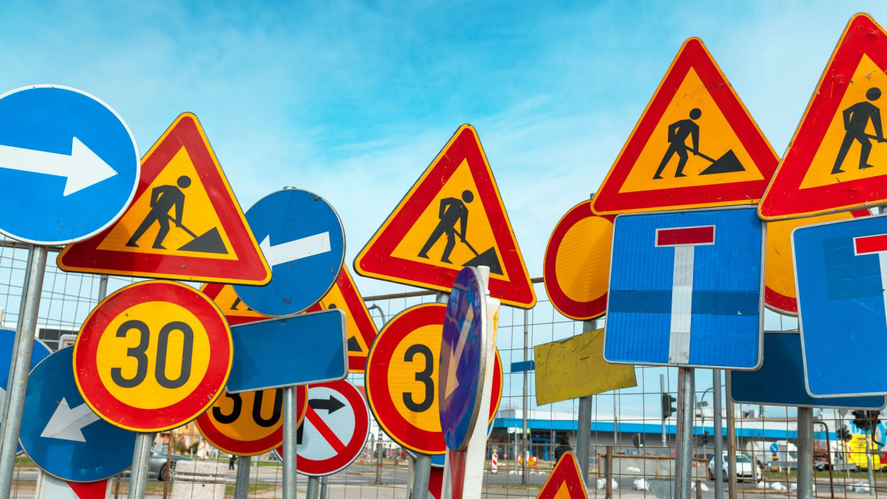 Co oznacza tajemniczy znak kwadratu z czarnym kółkiem na drogach?