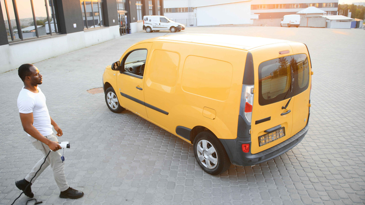 Opel Combo Electric z zabudową bott: wszechstronna kompaktowa furgonetka