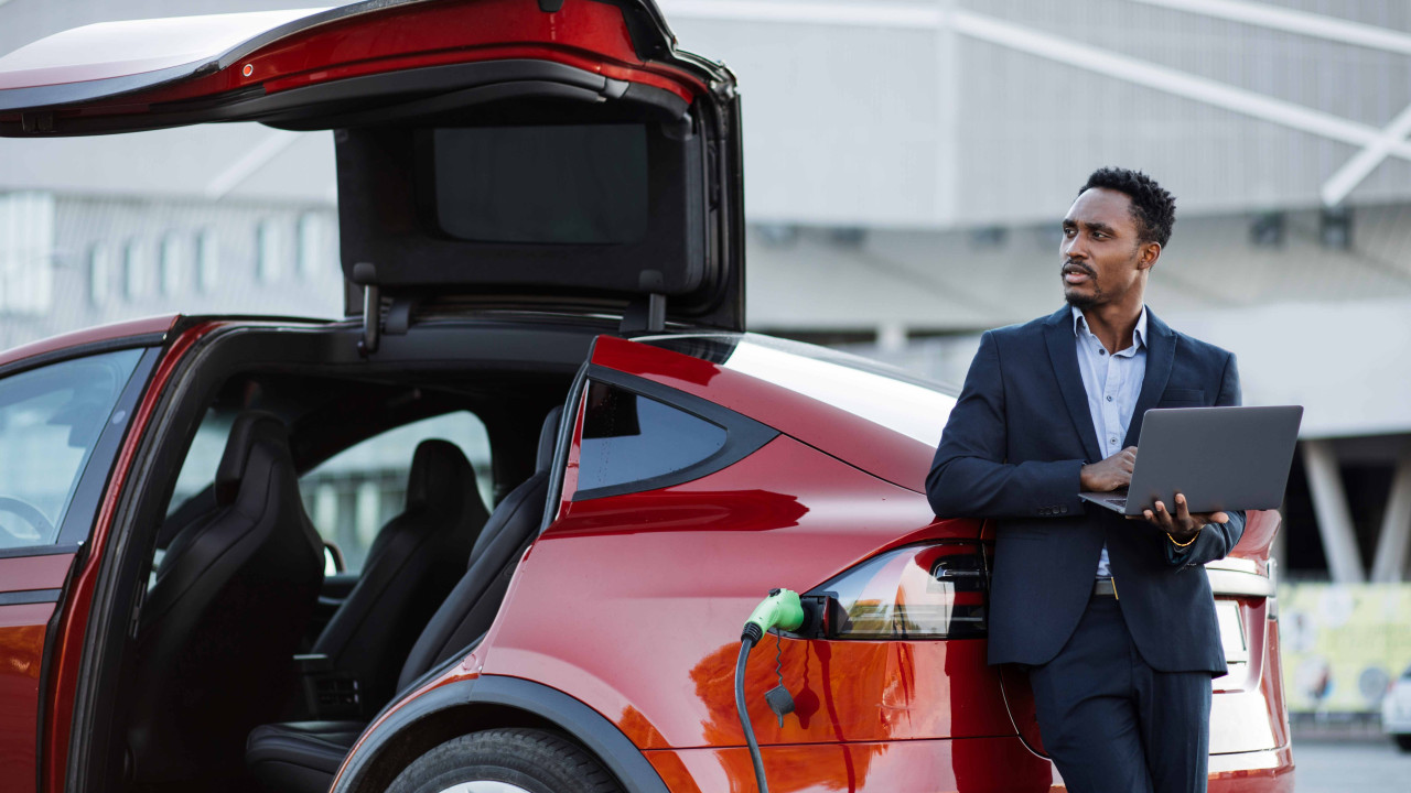 Elektryki tanieją szybciej niż kiedykolwiek: przełom cen w Europie