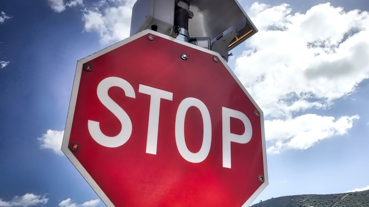 Niebieski znak STOP: Co oznacza w ruchu drogowym?