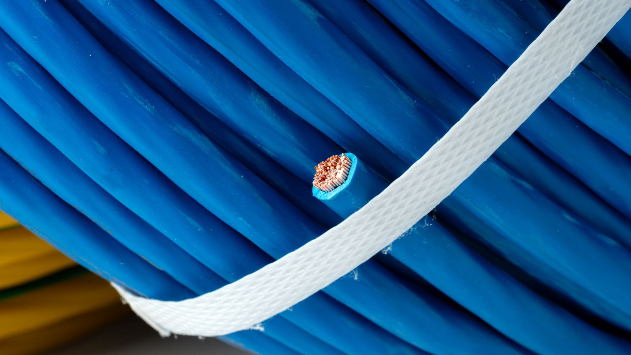 Kradzieże kabli z niszczonymi stacjami ładowania elektryków: trwa walka