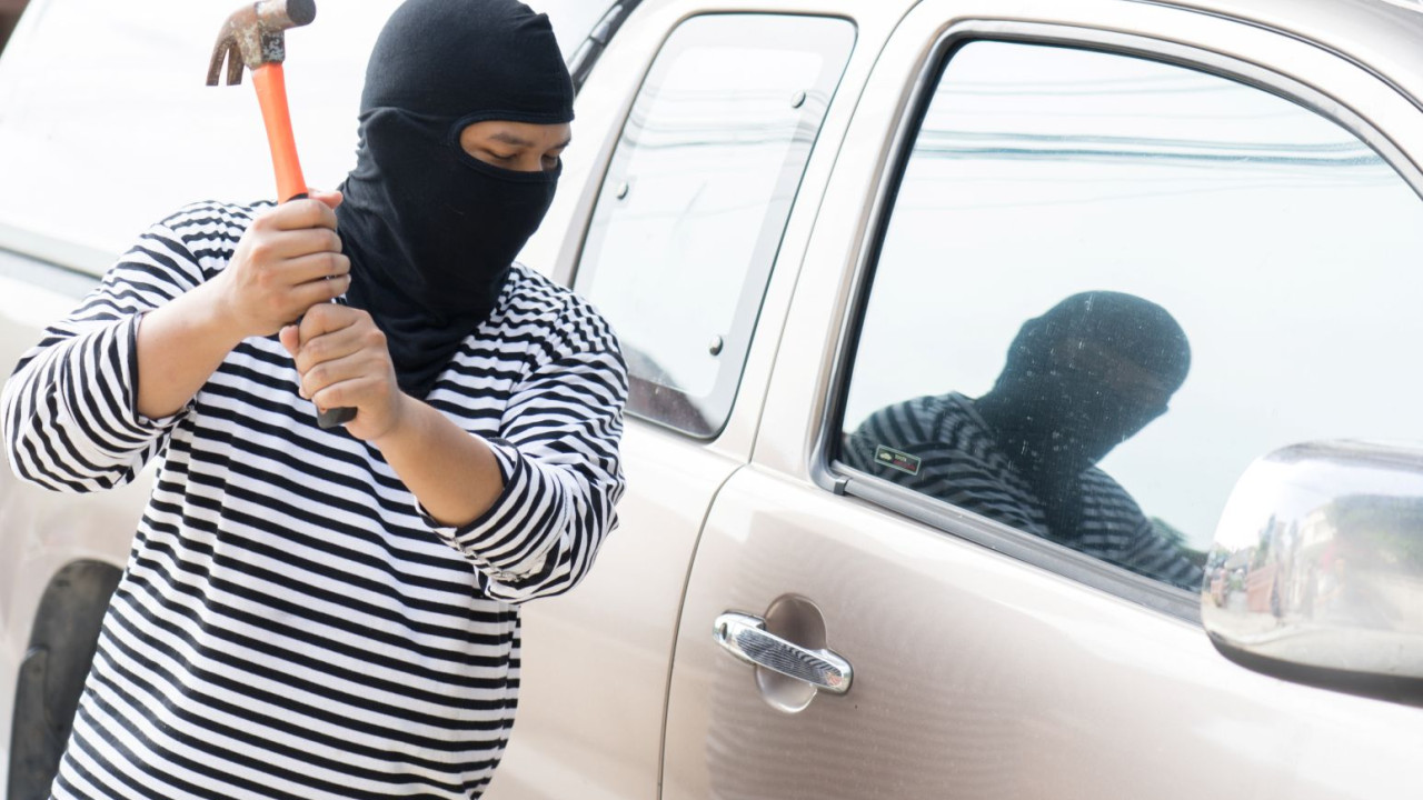 Auto skradzione sprzed garażu – ubezpieczyciel obniża odszkodowanie