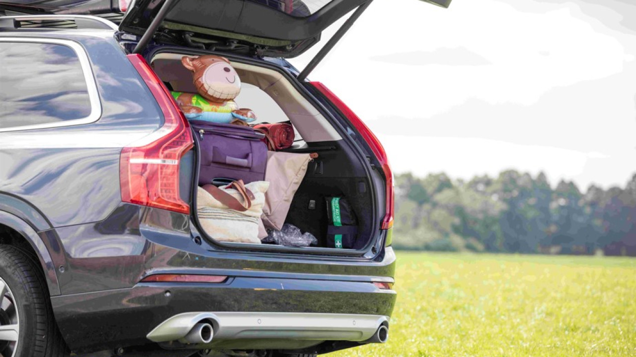 Czy można jechać z otwartym bagażnikiem? Sprawdź przepisy drogowe