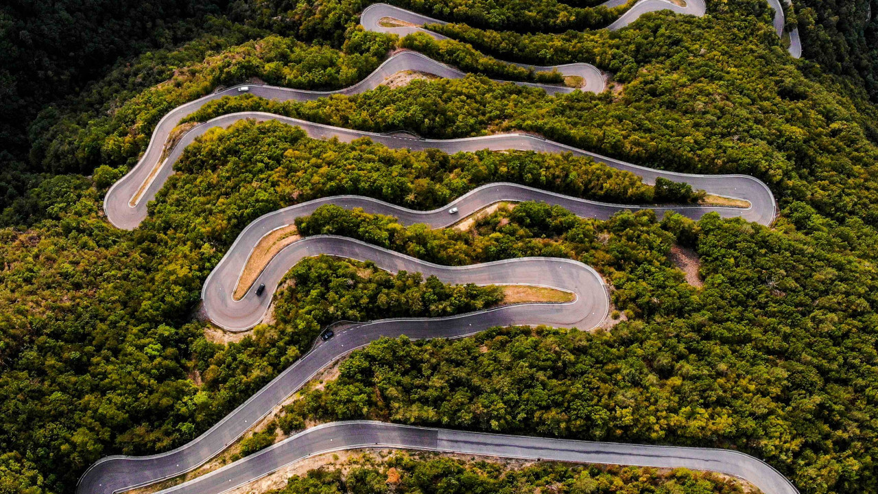 Uważaj na Zakręt Śmierci w górach – może być niebezpieczny