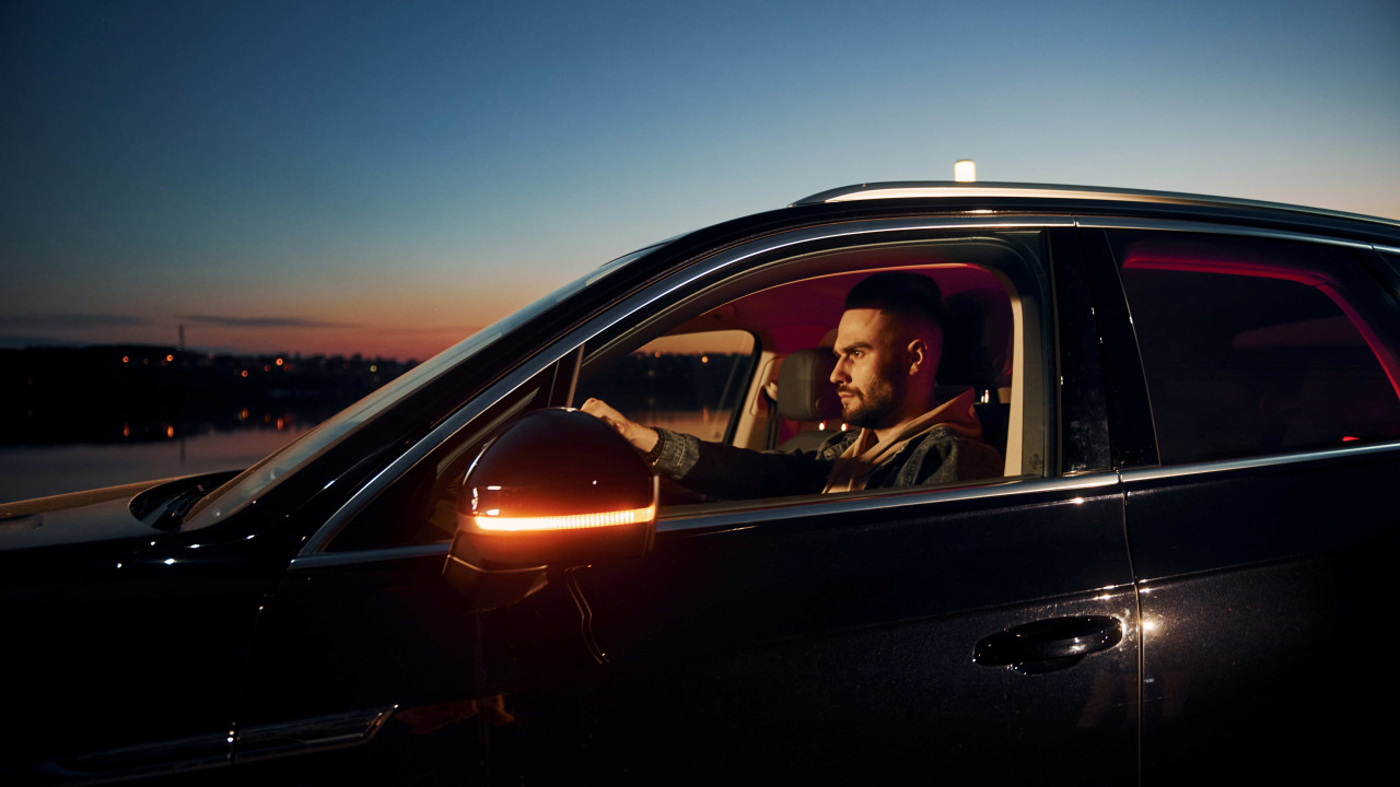 Czy trzeba mieć włączony kierunkowskaz podczas wyprzedzania? Sprawdź przepisy