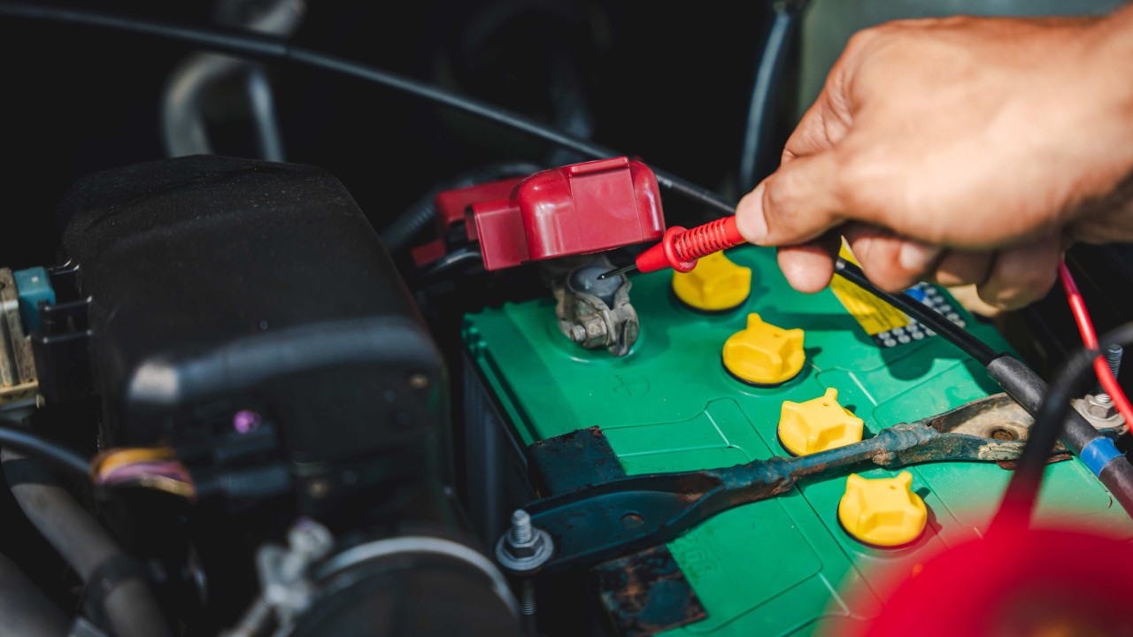 Sprawdź akumulator przed mrozami, aby uniknąć problemów z odpaleniem