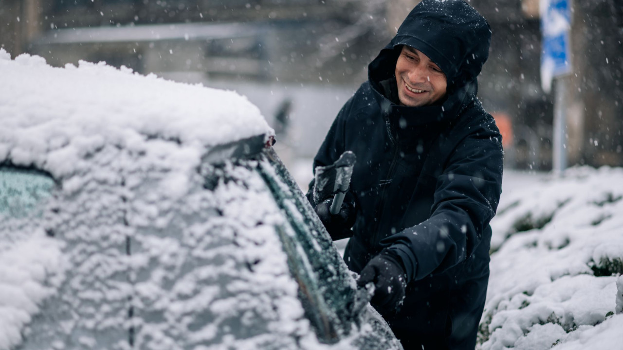 Szybkie i łatwe sposoby na odśnieżanie samochodu zimą