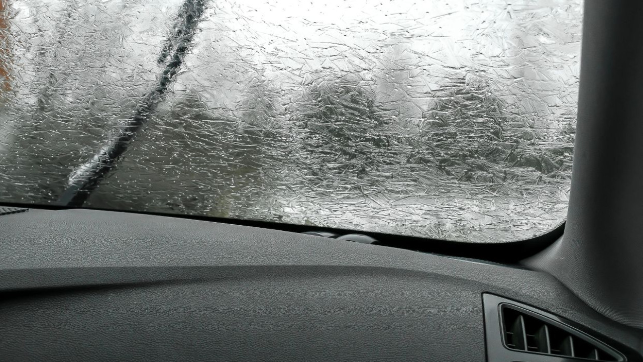 Mandaty do 3000 zł za lód na szybie: policja wzmacnia kontrole zimą