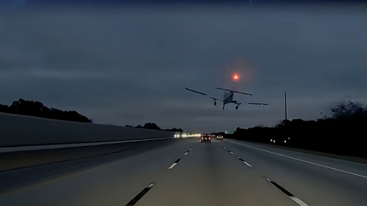 Tak wygląda awaryjne lądowanie awionetki na autostradzie [wideo]