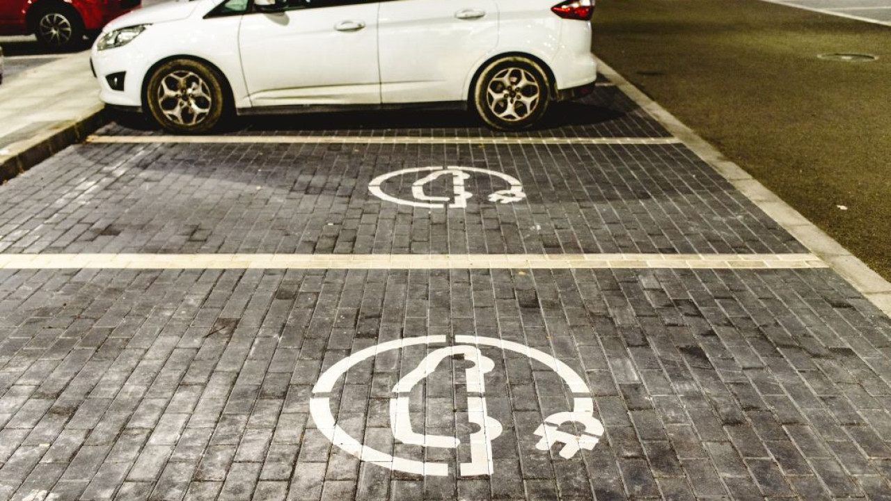 Parkowanie elektryków przestaje być darmowe; droższa ryba z frytkami