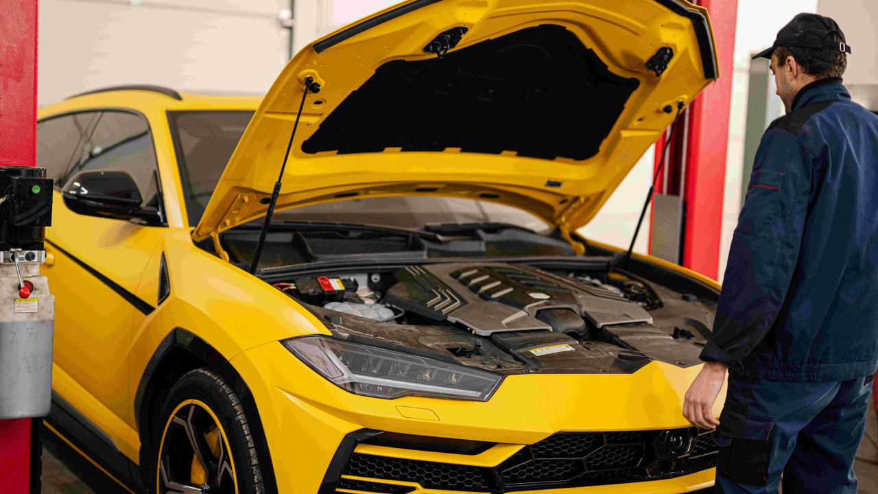 "Znany dziennikarz sprzedaje Porsche – niezwykłe wnętrze zaskakuje"