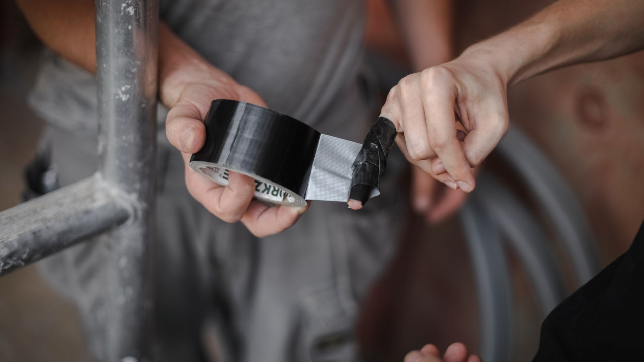 Prosty trik z taśmą klejącą w aucie na zimę: genialny efekt!