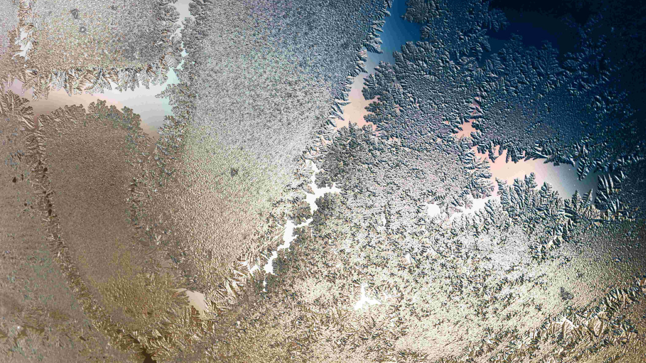 Prosty sposób na zamarzniętą szybę bez użycia skrobaczki