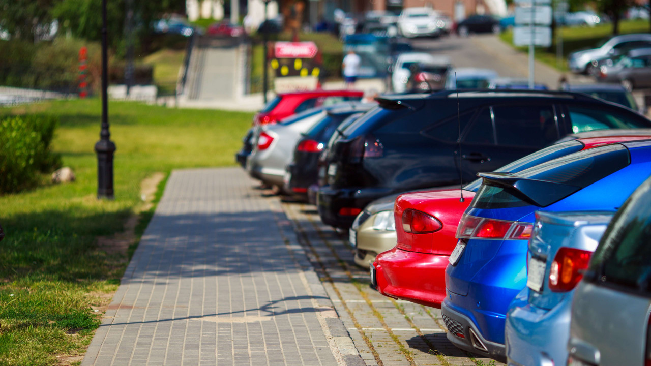 Jak parkować odpowiedzialnie: unikaj blokowania innych aut