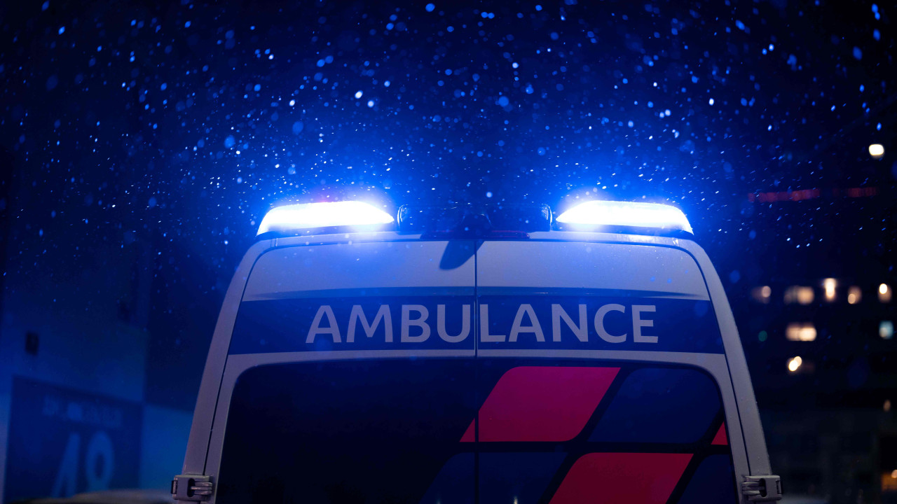 ".Zwężanie ulic utrudnia przejazd karetek: Problemy w ruchu miejskim."