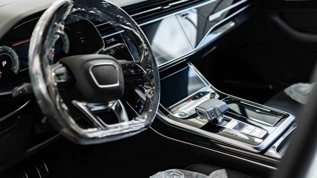 Audi SQ5: Szybka Hybryda w Modnym Wydaniu – Co Oferuje?