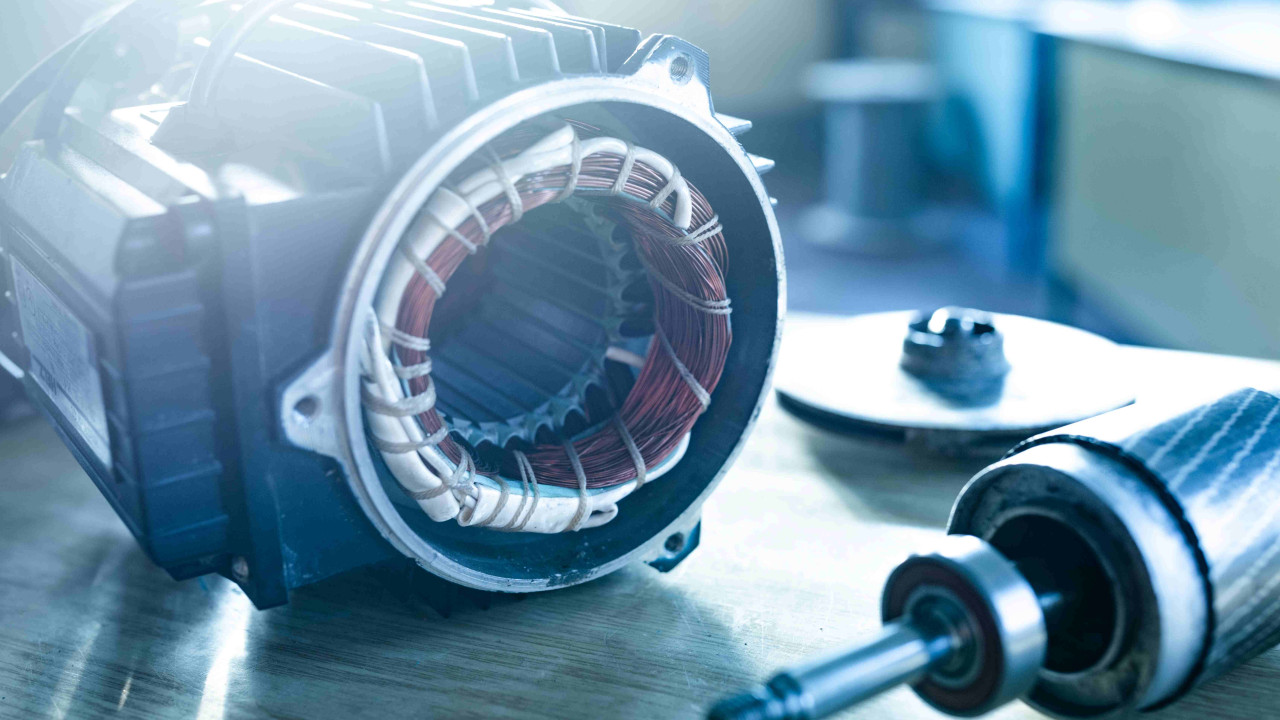 Jak działa elektryczny hamulec postojowy podczas jazdy?