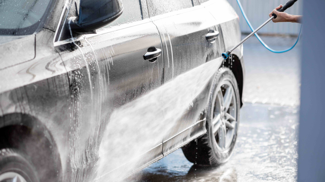 Idealna Temperatura do Mycia Samochodu: Kiedy Jest Bezpiecznie?