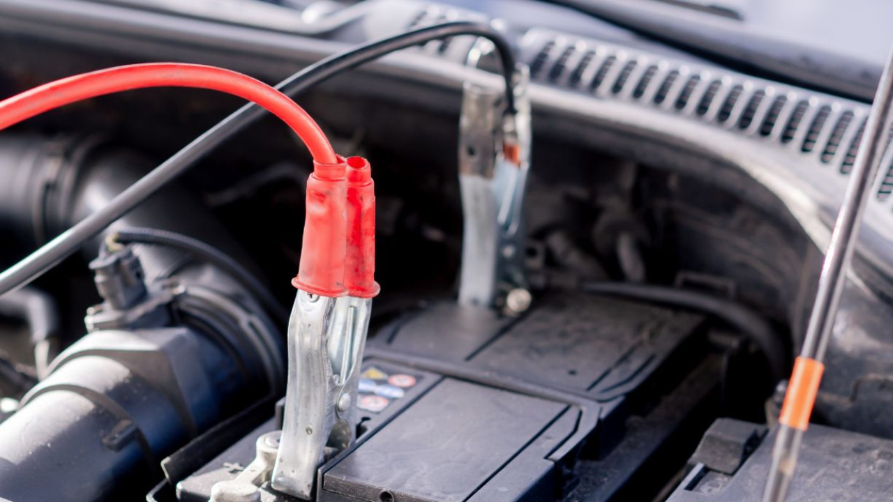 Dlaczego Toyota stosuje akumulatory 12 V? Wyjaśniamy z centralą