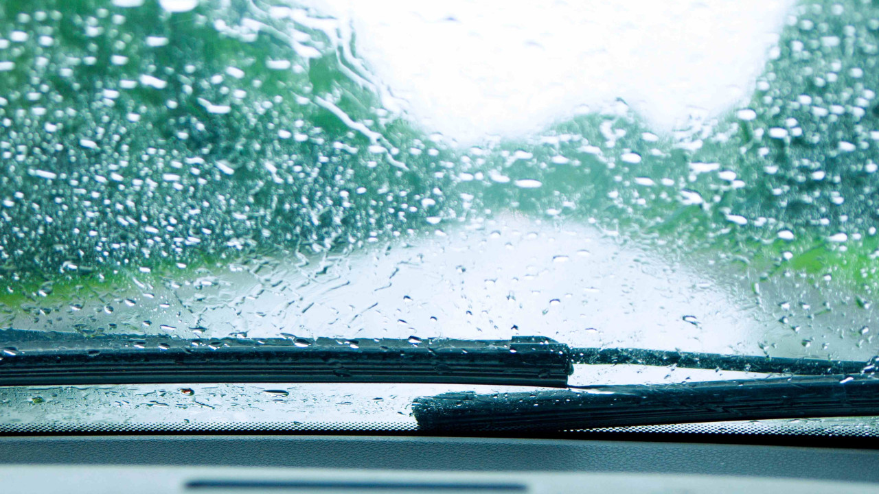 Szybki sposób na problemy z wycieraczkami w deszczową pogodę