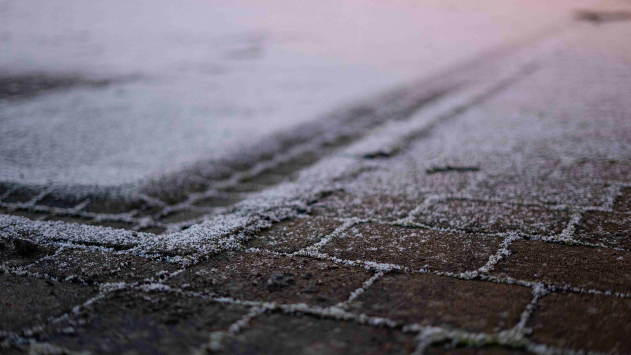 Lodowa droga łączy wyspy na Bałtyku. Kierowcy rezygnują z pasów