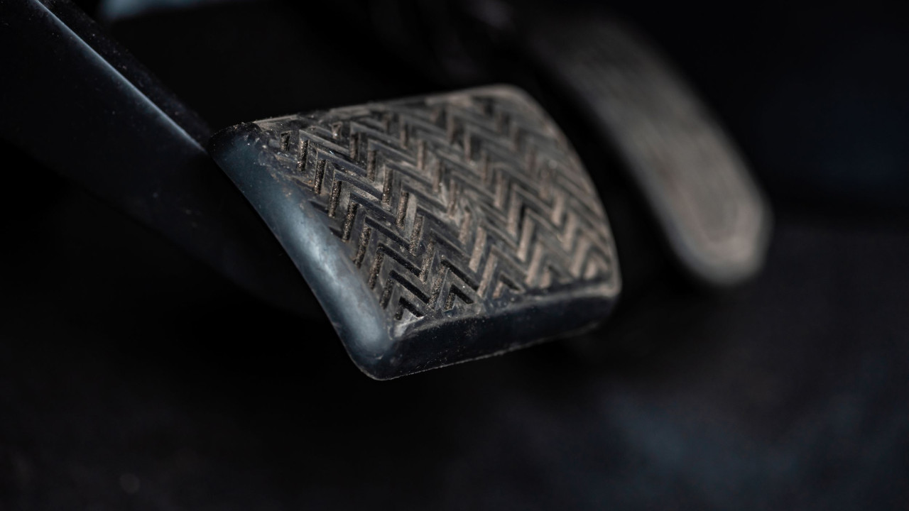 Jak rozpoznać sygnały ostrzegawcze piszczących hamulców?