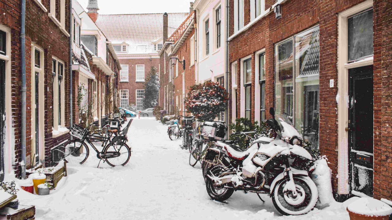 Czy warto odpalać motocykl zimą? Rozwiewamy wątpliwości!