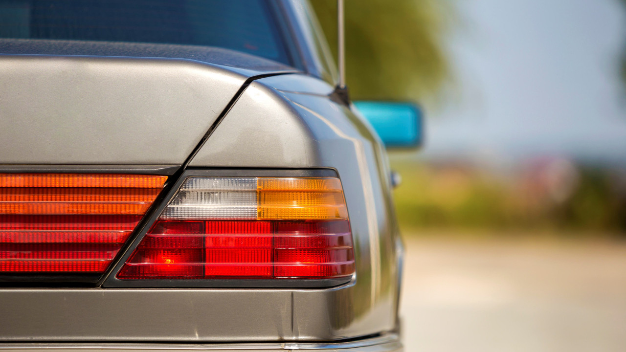 Stary Peugeot 405 łamie zasady fizyki i zachwyca fanów