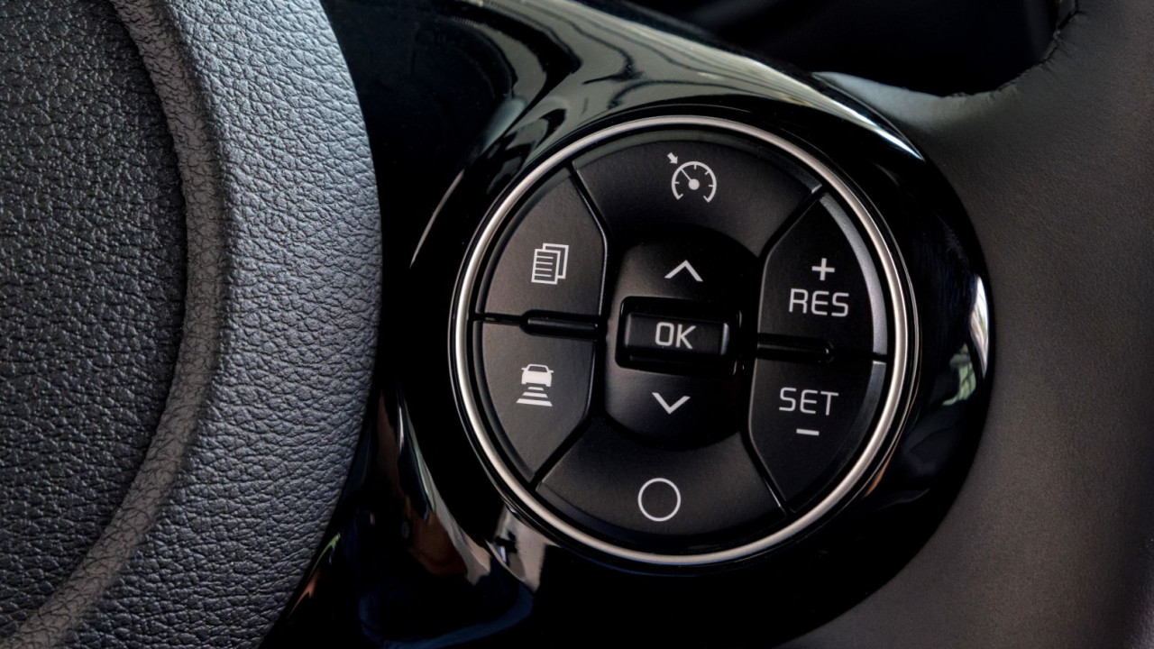 Tempomat aktywny vs. zwykły: różnice i bezpieczne użycie w aucie