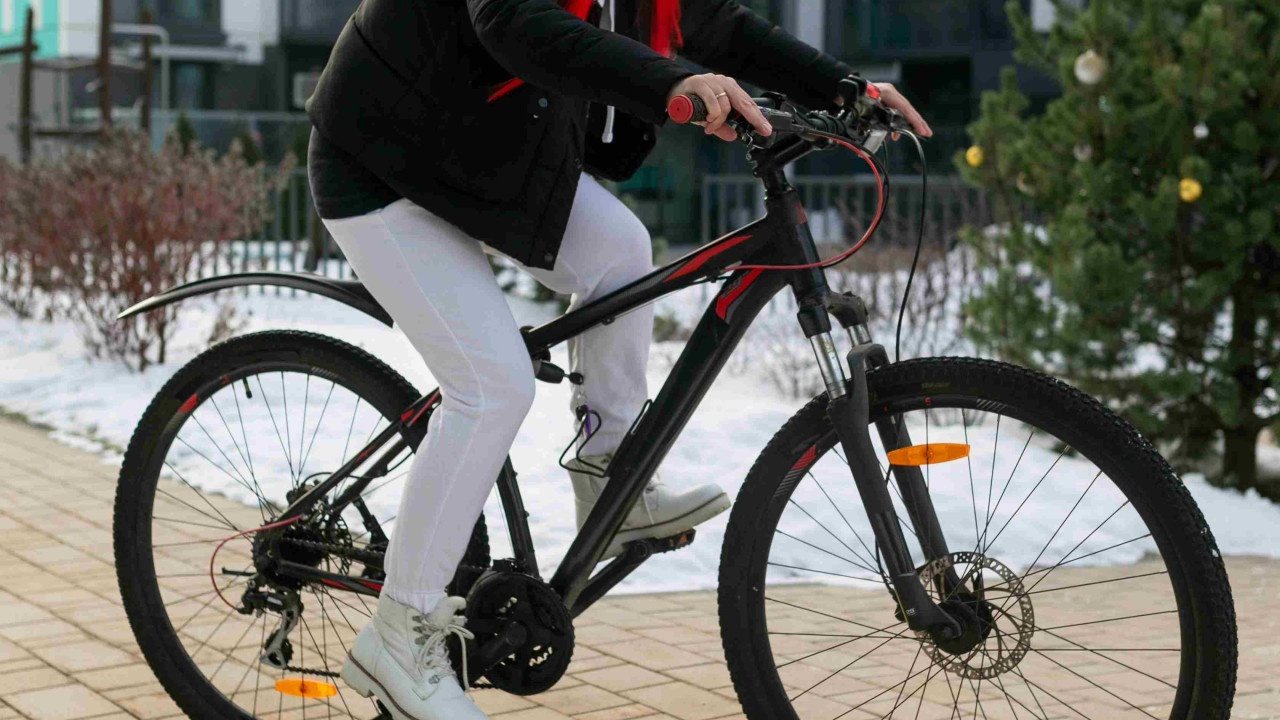 Mandat 200 euro za jazdę rowerem w słuchawkach – w tym kraju!