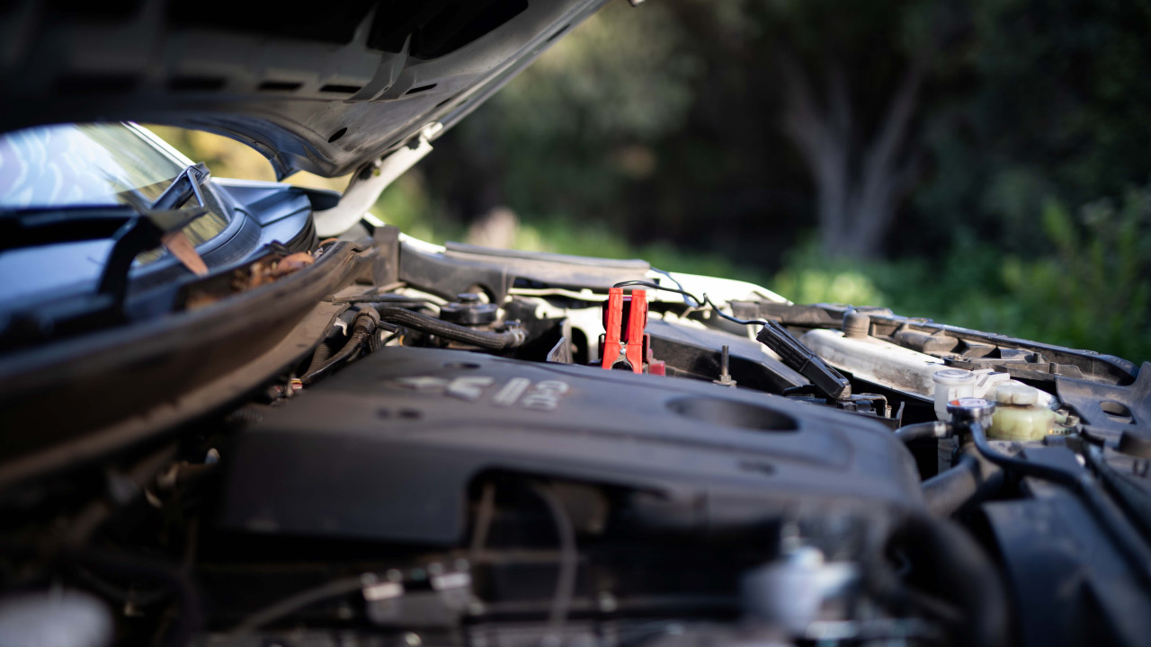 Dym z wydechu: Co oznacza i jak uniknąć kosztownych napraw?