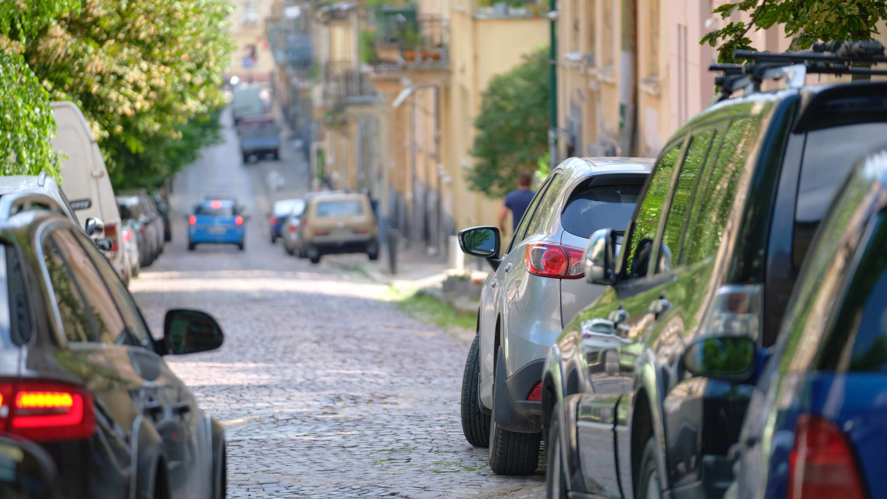 Kto Ma Pierwszeństwo? Sprawdź Sytuację z Dwa Auta na Jednym Pasie