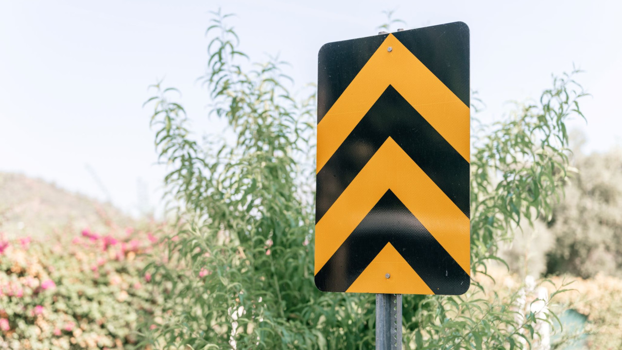 Tajemnicza czarna "klepsydra" na znakach drogowych zaskakuje kierowców