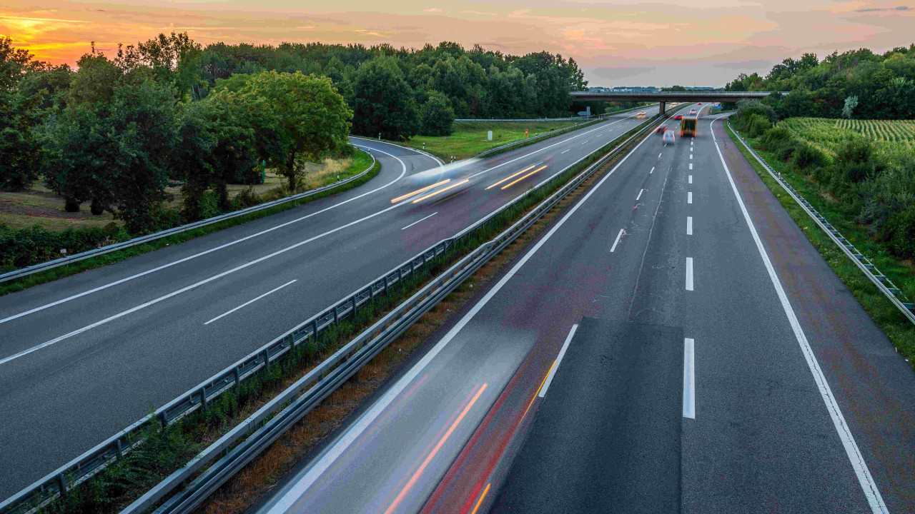 Mandat za jazdę środkowym pasem – sprawdź, co mówi prawo!