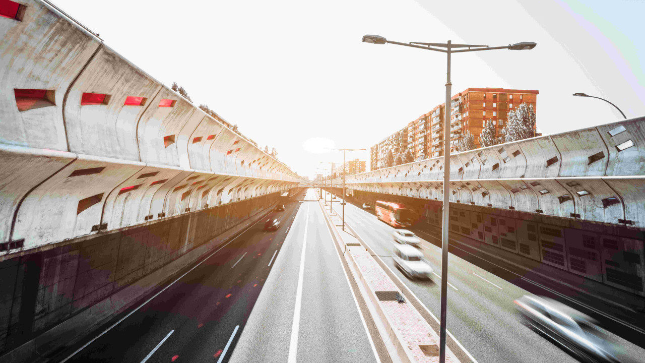 Stojące od lat betonowe bariery na S79 — Co tu powstanie 