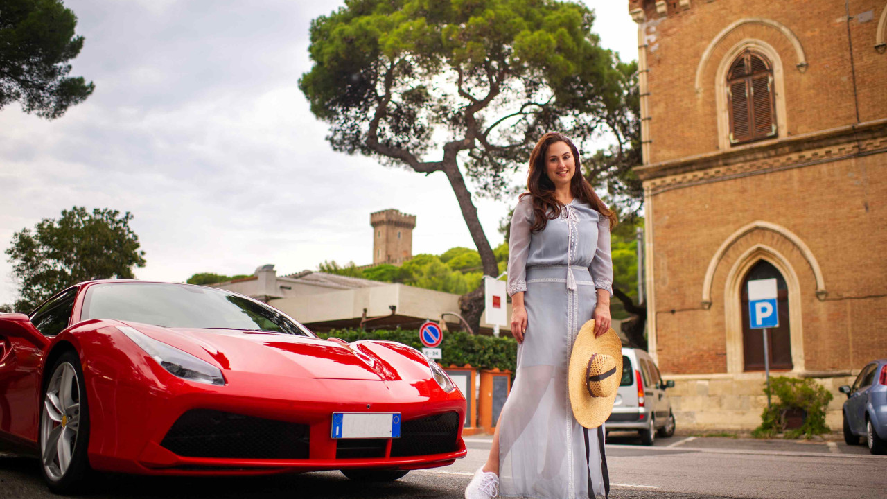 Nowe elektryczne Ferrari z powrotem do fizycznych przycisków