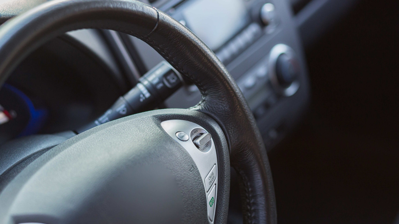 Drgania kierownicy: znak poważniejszego problemu, nie ignoruj ich