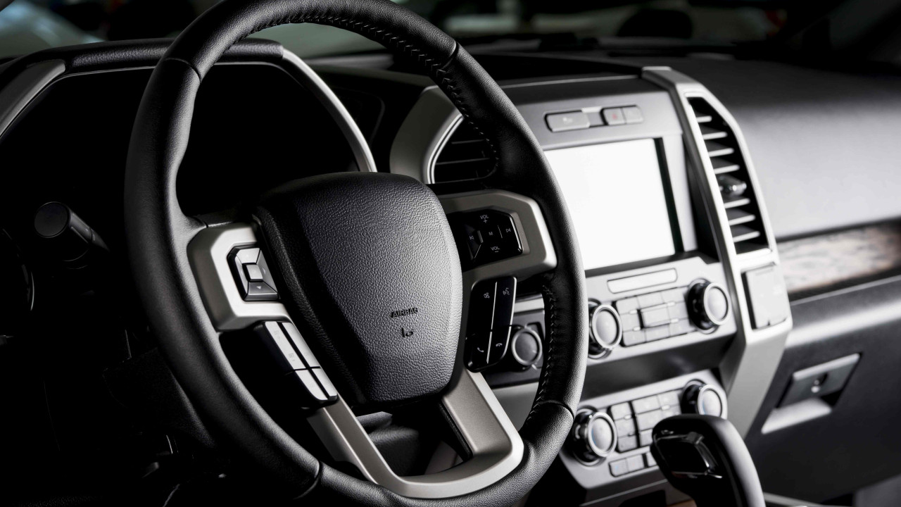 Niebezpieczny gadżet na kierownicę: dlaczego warto go unikać?