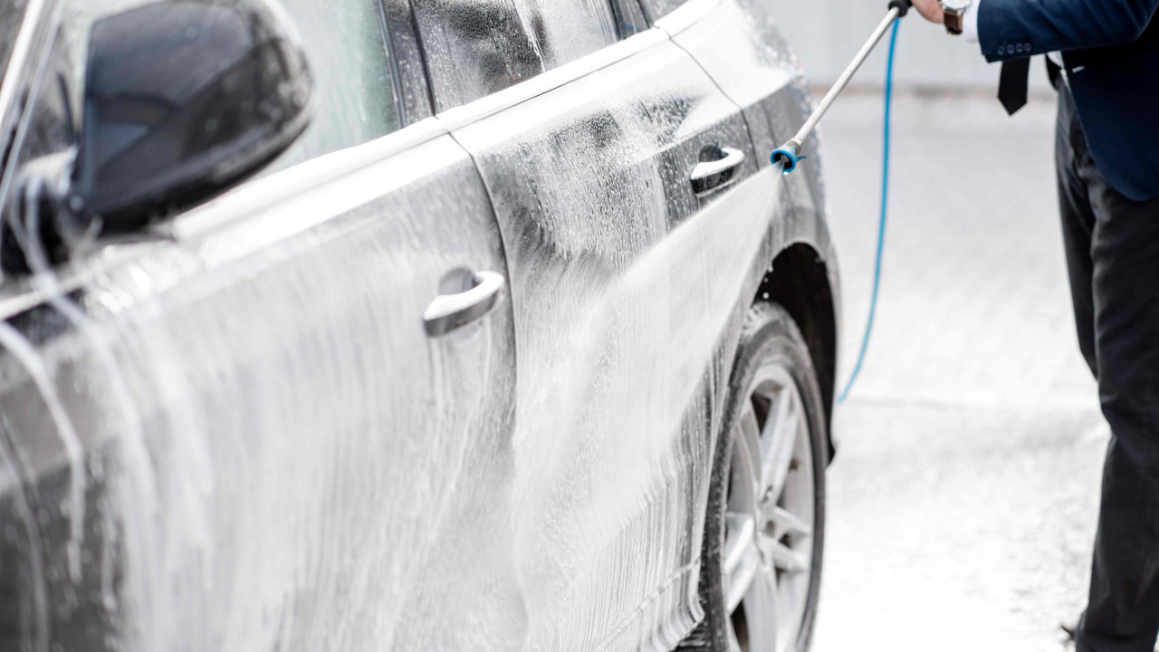 Mycie auta z karą? Wiedeńska myjnia obciąża klientów 360 euro