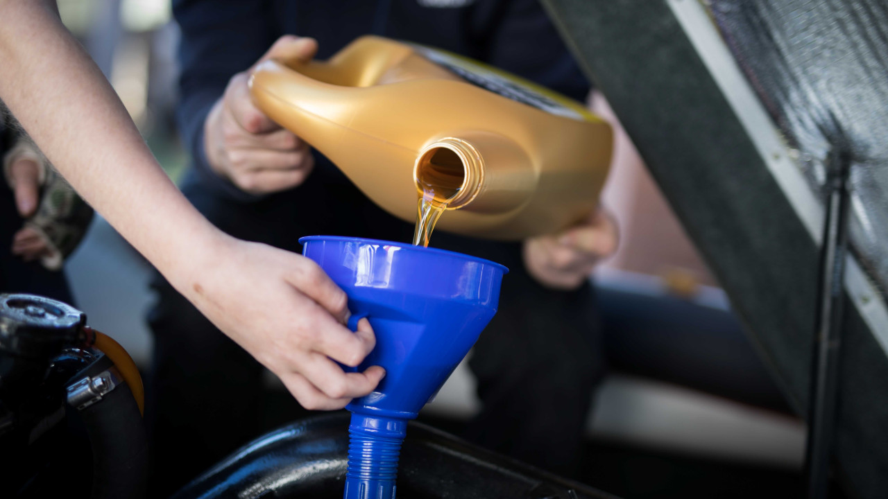 Jak zapach oleju silnikowego zdradza kondycję twojego auta?