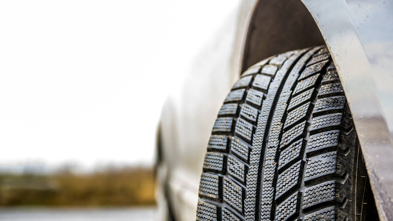 Dlaczego opona traci powietrze bez dziury? Sprawdź ten szczegół