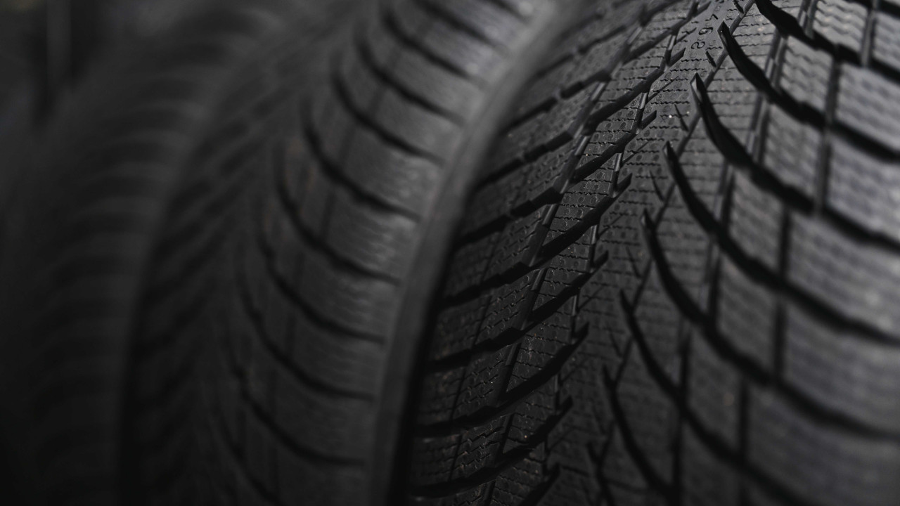 Opony, które pozwalają jechać dalej po przebiciu – alternatywy dla runflat