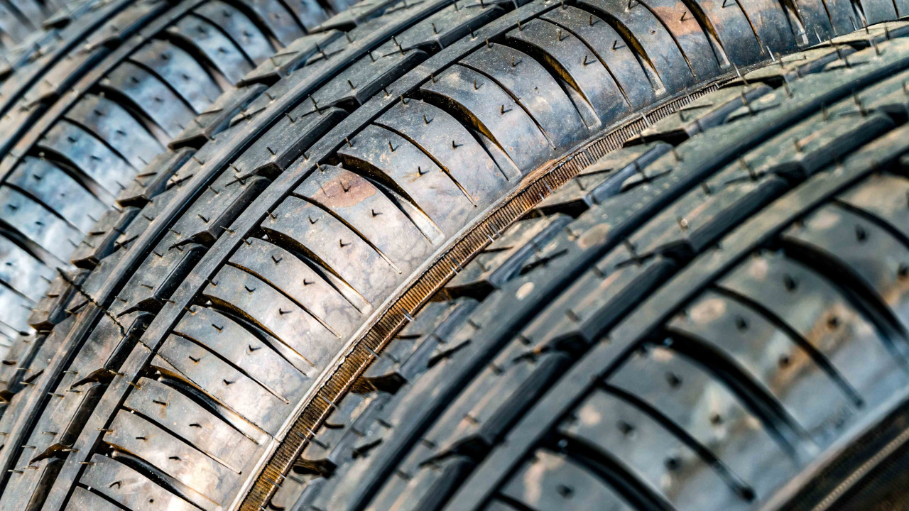 Jak prawidłowo przechowywać opony, by uniknąć odkształceń?